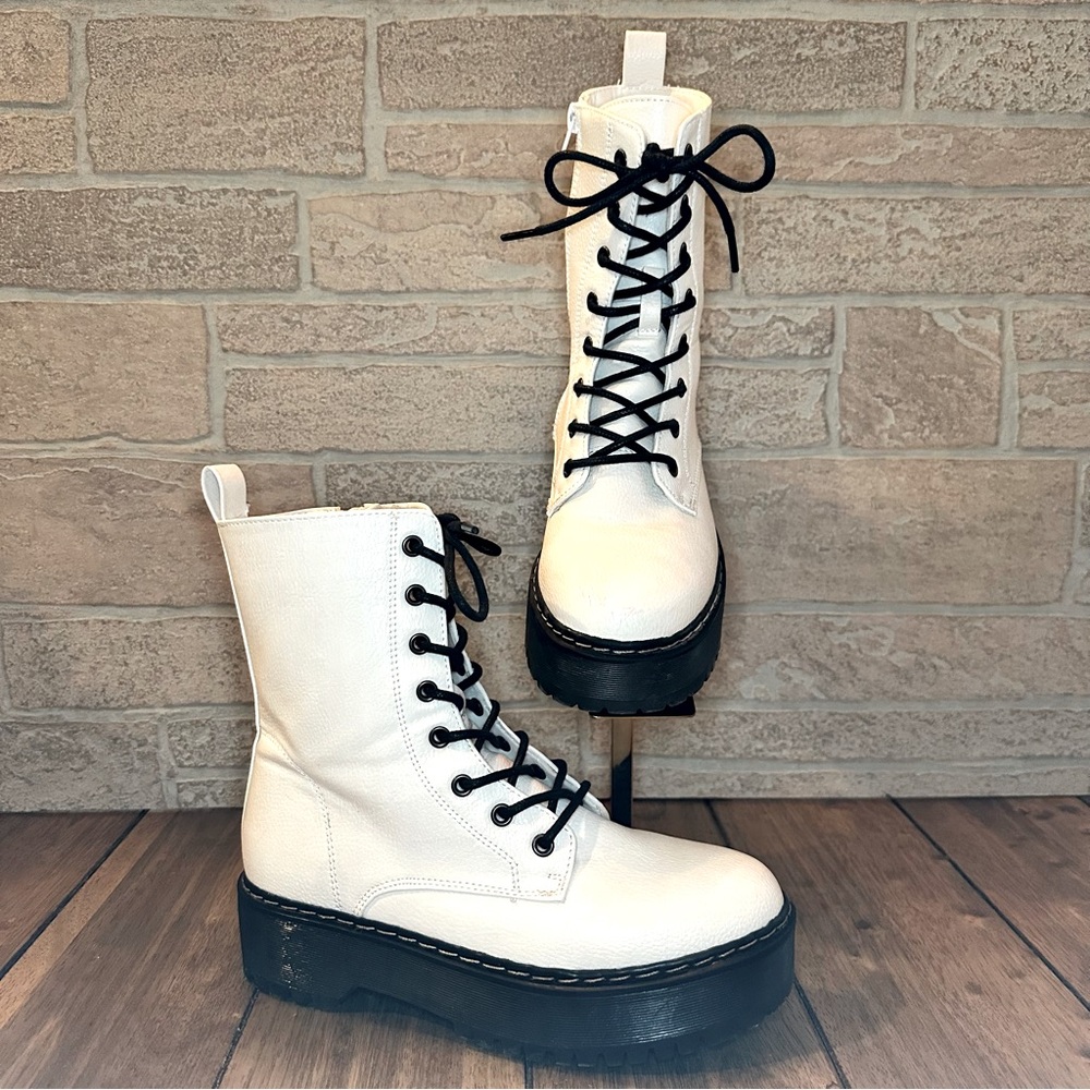 UNIONBAY Women's Kiwi Cream Fashion Platform Combat Lace-Up Boot / Size 7